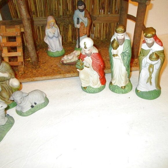 16” Wood CRECHE Stable NATIVITY SET With 9 PORCELAIN Figures JESUS Animals VTG - Picture 4 of 12